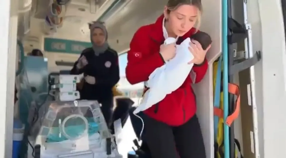 3 GÜNLÜK BEBEK AMBULANS UÇAKLA ANKARA’YA SEVK EDİLDİ