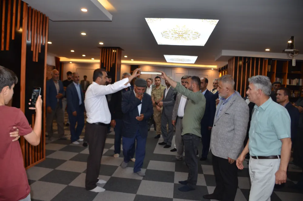 BULANIK'TA İKİ AİLE ARASINDAKİ HUSUMET BARIŞLA SONUÇLANDI