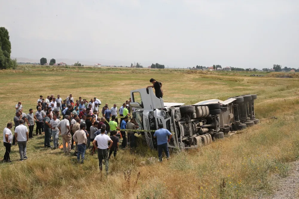 ÇİMENTO TAŞIMA ARACI ŞARAMPOLE DEVRİLDİ