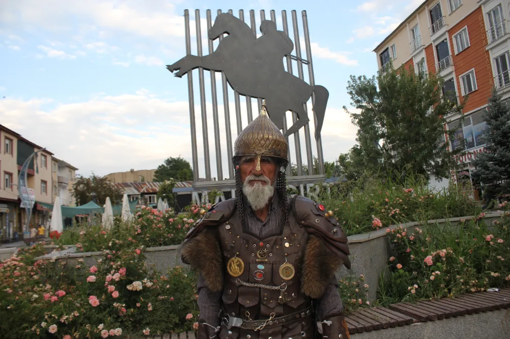 SULTAN ALPARSLAN KOSTÜMLÜ HACI HASAN KESKİN’E YOĞUN İLGİ