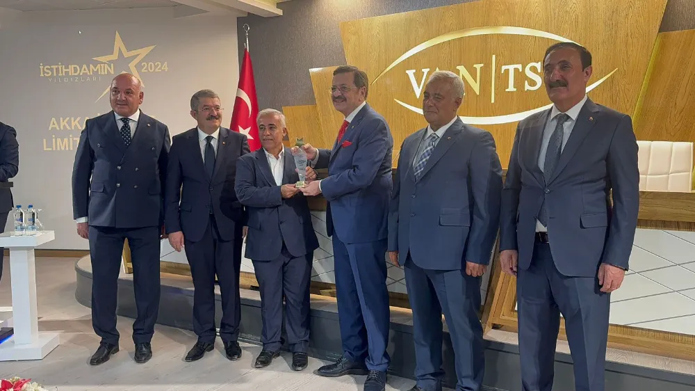 TOBB BAŞKANI HİSARCIKLIOĞLU’NDAN AHMET KAVAL’A ÖDÜL