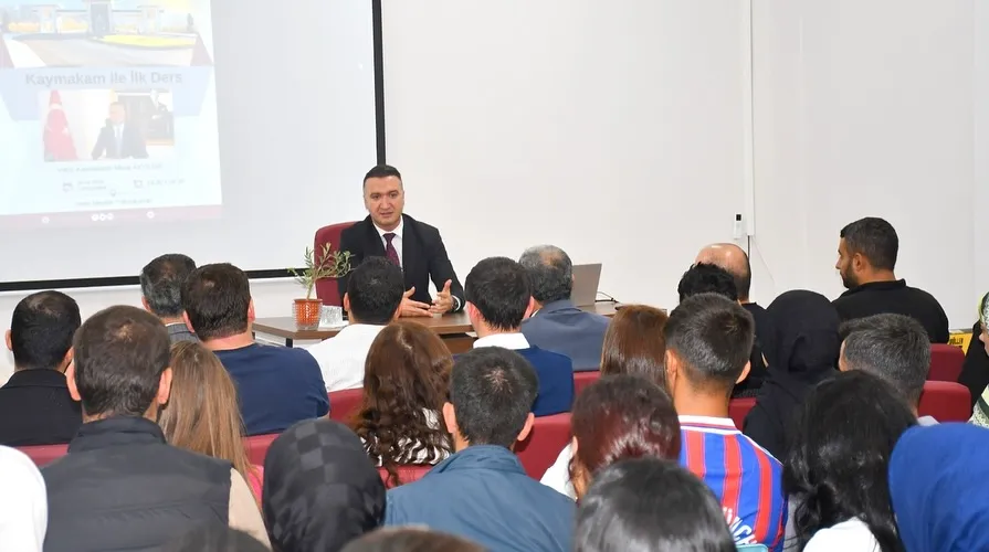 VARTO’DA İLK DERS KAYMAKAM AYYILDIZ’DAN