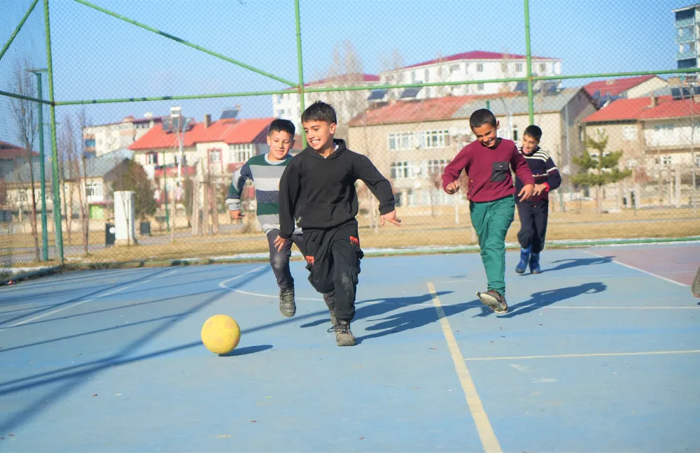 KARNESİNİ ALAN ÇOCUKLAR PARKTA GÜNEŞİN TADINI ÇIKARDI