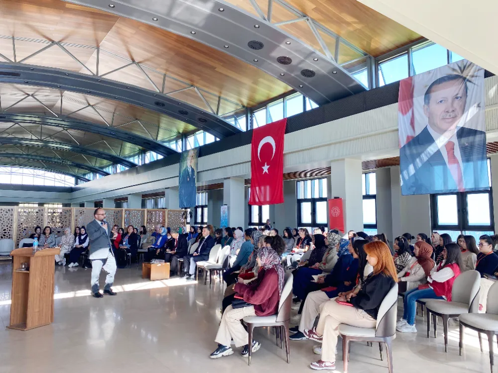 REKTÖR ALİCAN’DAN GENÇLERE MESAJ: “DEĞERLERİNİZLE BARIŞIK OLUN, DÜNYAYA ‘BEN VARIM’ DEYİN”