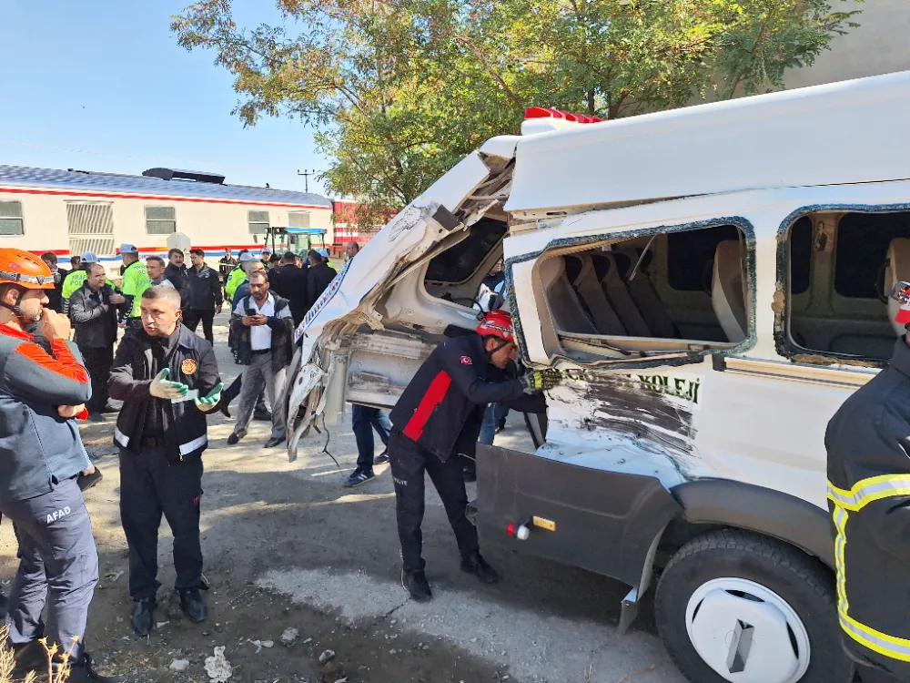 ÖĞRENCİ SERVİSİ TRENLE ÇARPIŞTI: 17 YARALI