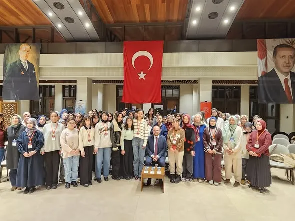 REKTÖR ALİCAN, AHLAT’TA GENÇLERLE BULUŞTU