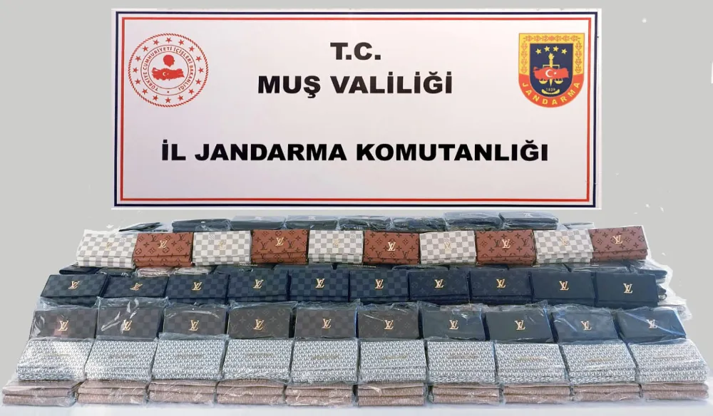 ÜNLÜ MARKALARIN TAKLİTLERİNİ SATMAK İSTEDİ, JANDARMAYA YAKALANDI