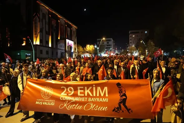 CUMHURİYET COŞKUSU FENER ALAYIYLA TAÇLANDI