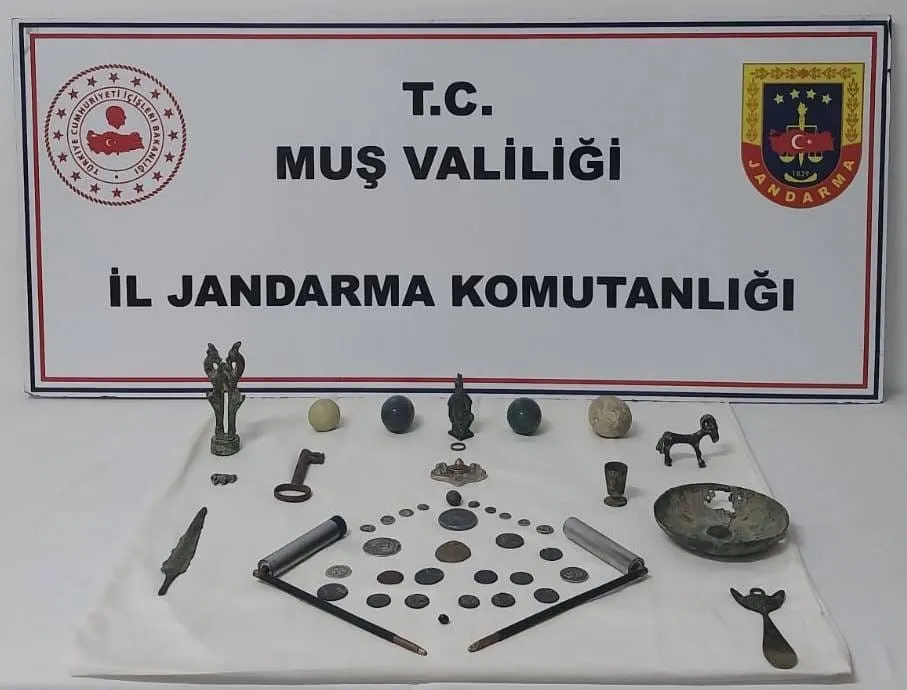 JANDARMADAN TARİHİ ESER OPERASYONU: ÇOK SAYIDA OBJE ELE GEÇİRİLDİ