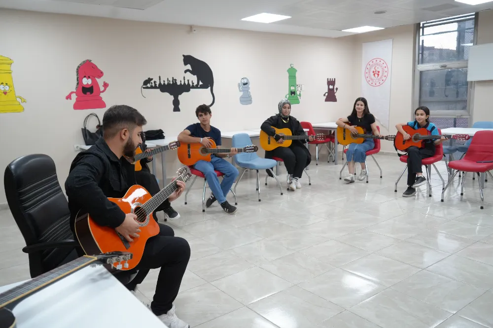 GENÇLİK MERKEZİ’NDE GENÇLER SANATI KEŞFEDİYOR