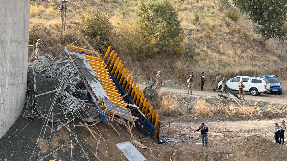 VİYADÜK İNŞAATI İSKELESİNDE ÇÖKME: 3 ÖLÜ, 2 YARALI
