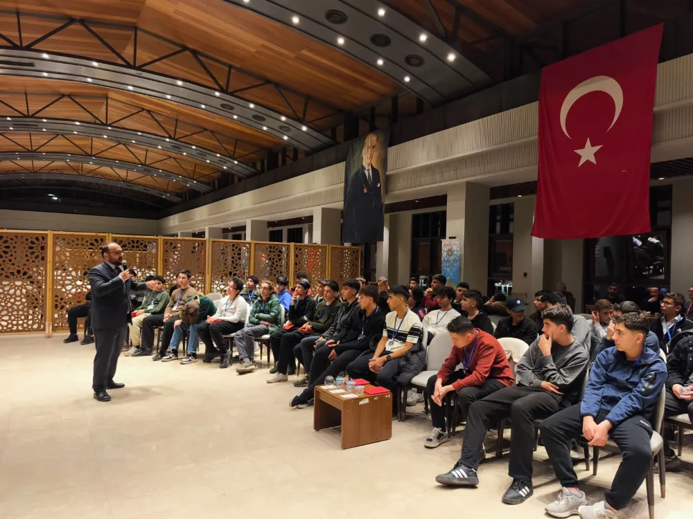REKTÖR ALİCAN, AHLAT’TA GENÇLERLE FETİH RUHU ÜZERİNE BULUŞTU