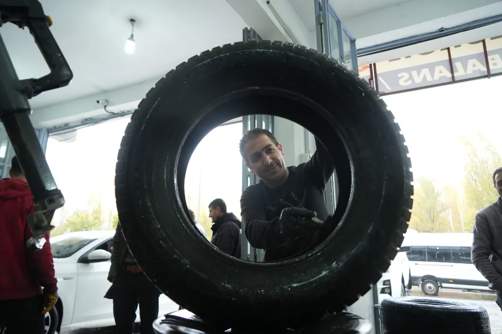 YÜKSEK KESİMLERE KAR YAĞDI, SÜRÜCÜLER LASTİKÇİLERE AKIN ETTİ