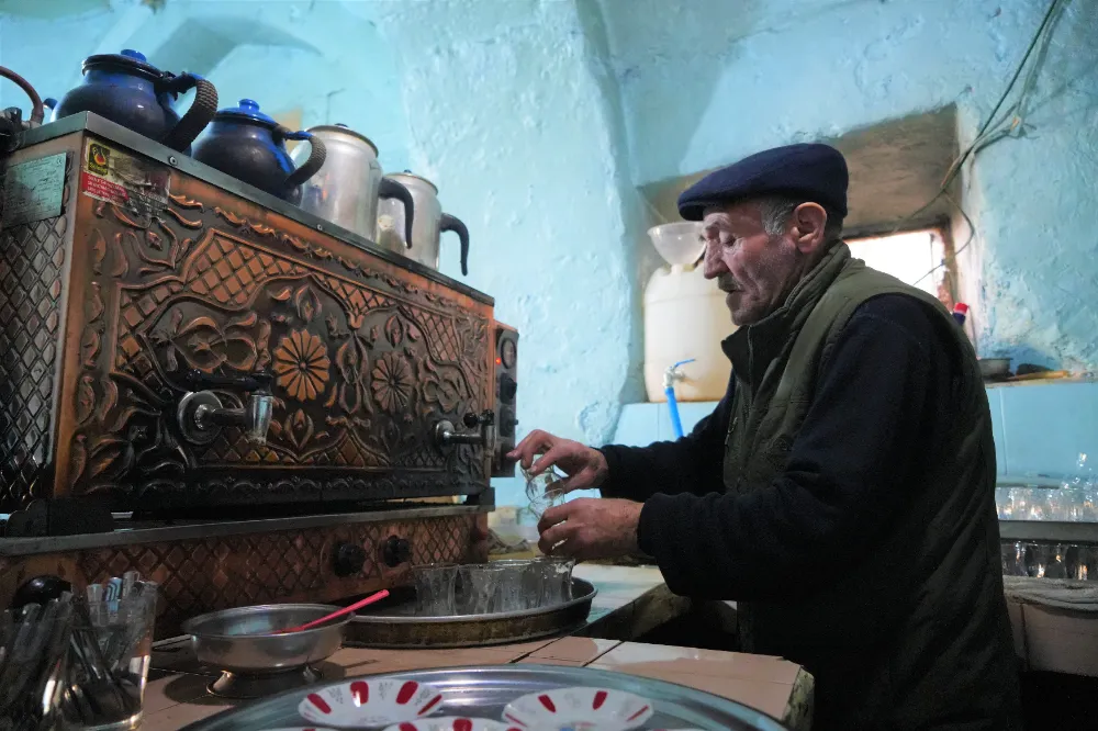 350 YILLIK TARİHİ ÇAY OCAĞINDA 55 YILDIR ÇAY DEMLİYOR