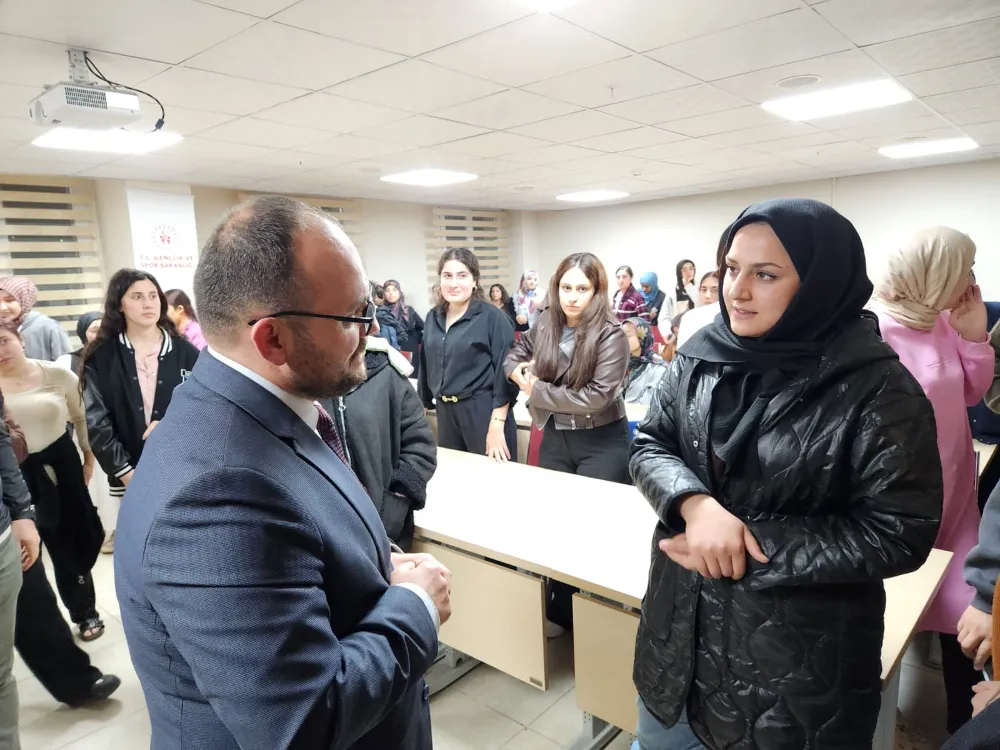 PROF. DR. MUSTAFA ALİCAN SİİRT ÜNİVERSİTESİ ÖĞRENCİLERİYLE BİR ARAYA GELDİ