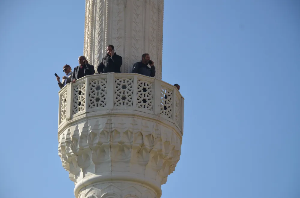 TELEFONLA KONUŞMAK İÇİN MİNAREYE VE DAĞA ÇIKIYORLAR