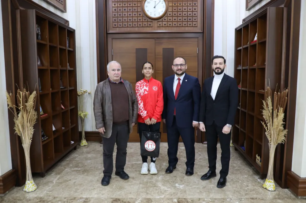 REKTÖR ALİCAN, MİLLİ ATLET DERYA KUNUR’U KABUL ETTİ