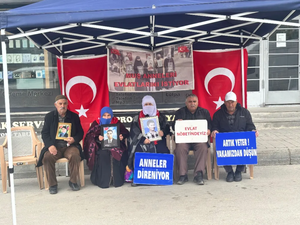 AİLELERİN DEM PARTİ İL BİNASI ÖNÜNDEKİ EVLAT NÖBETİ SÜRÜYOR