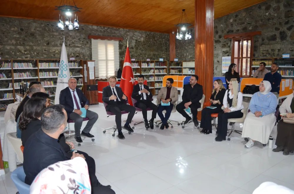 KAYMAKAM KOŞANSU ÖĞRETMENLERLE KÜTÜPHANE SÖYLEYİŞİNDE BULUŞTU
