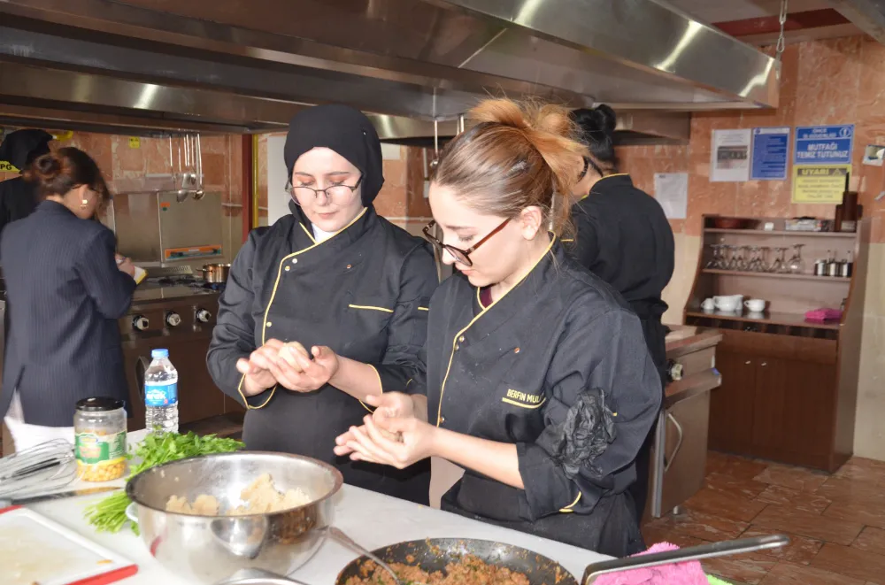 ÖĞRENCİLER VE AİLELERİ MUTFAKTA YARIŞTI