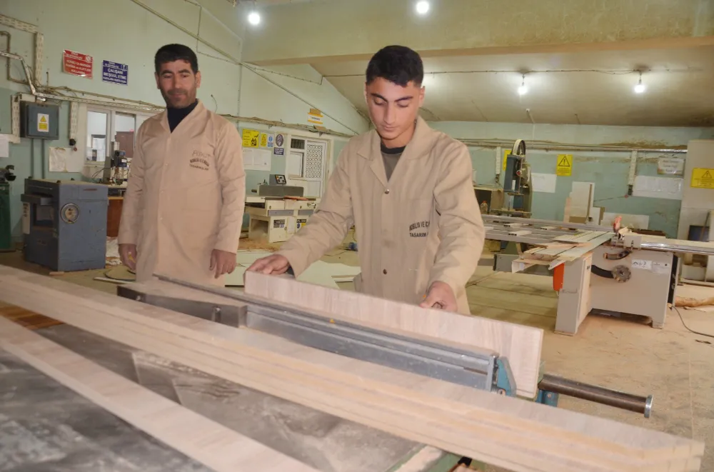 MESLEKİ VE TEKNİK ANADOLU LİSESİ 100 ÖĞRENCİYLE MOBİLYA ÜRETİYOR