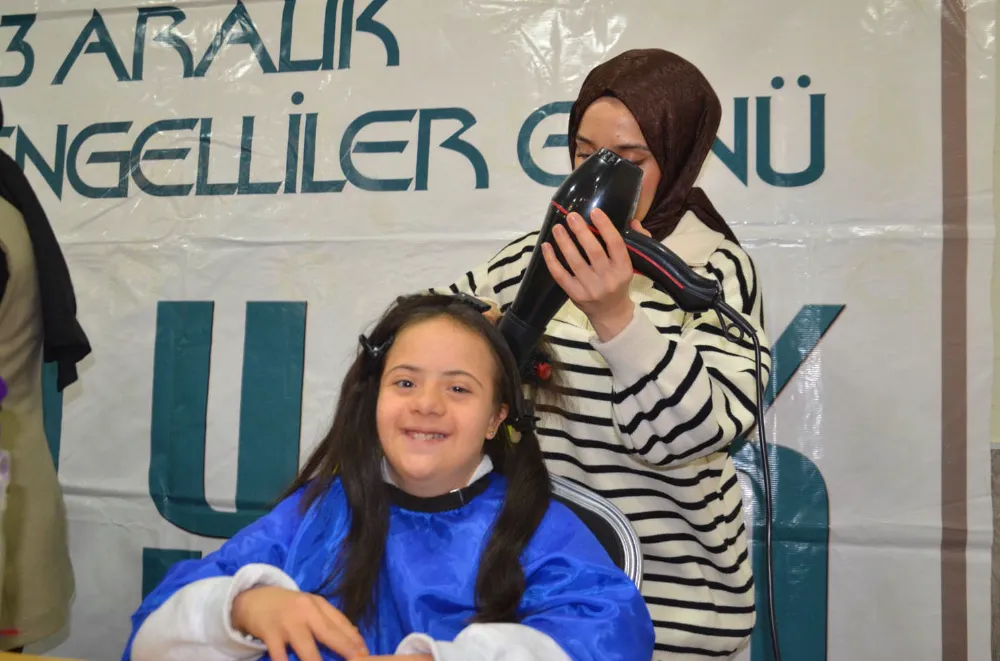 GÖNÜLLÜ KUAFÖRLERDEN ÖZEL ÇOCUKLARA ANLAMLI JEST