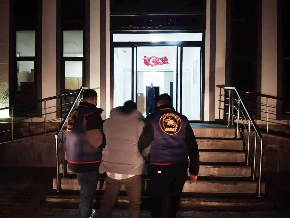 8 YIL 9 AY KESİNLEŞMİŞ HAPİS CEZASI BULUNAN FİRARİ JANDARMA TARAFINDAN YAKALANDI