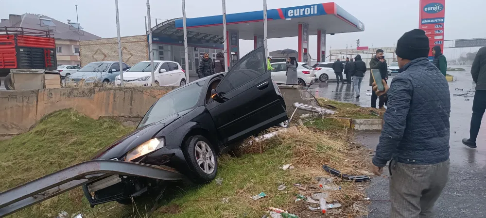 MUŞ-BİTLİS KARAYOLUNDA 2 OTOMOBİL ÇARPIŞTI: 3 YARALI