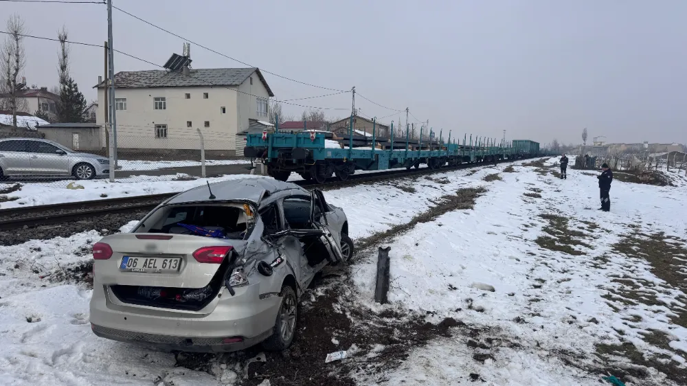 YÜK TRENİ OTOMOBİLE ÇARPTI: 1 YARALI