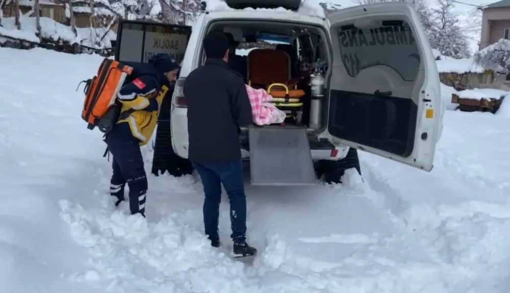 ALTI AYLIK BEBEK PALETLİ AMBULANSLA KURTARILDI