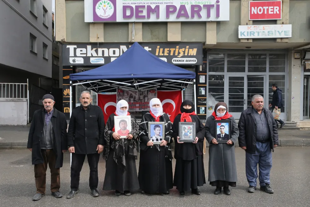 MUŞLU AİLELER DEM PARTİ BİNASI ÖNÜNDEKİ 