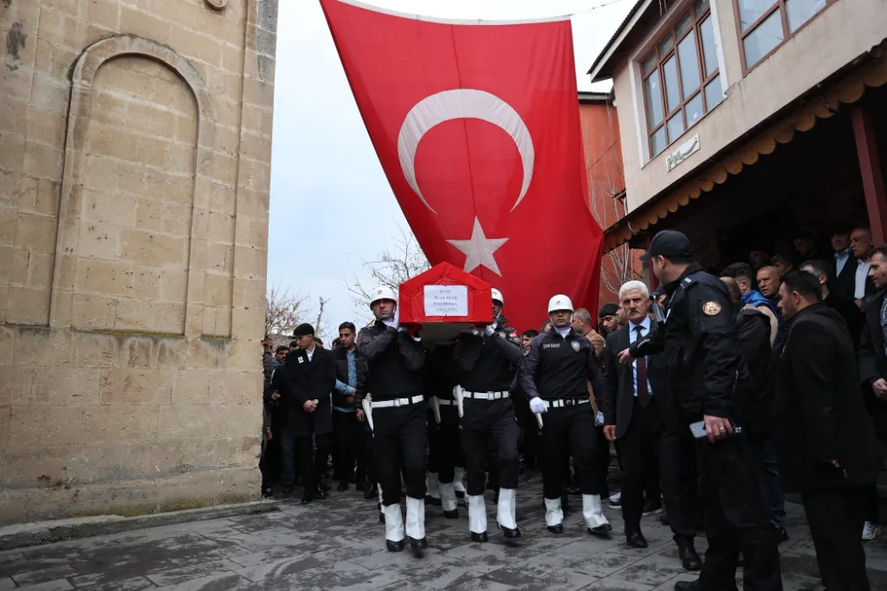 GÖREVİ BAŞINDA FENALAŞAN POLİS MEMURU ŞEHİT OLDU