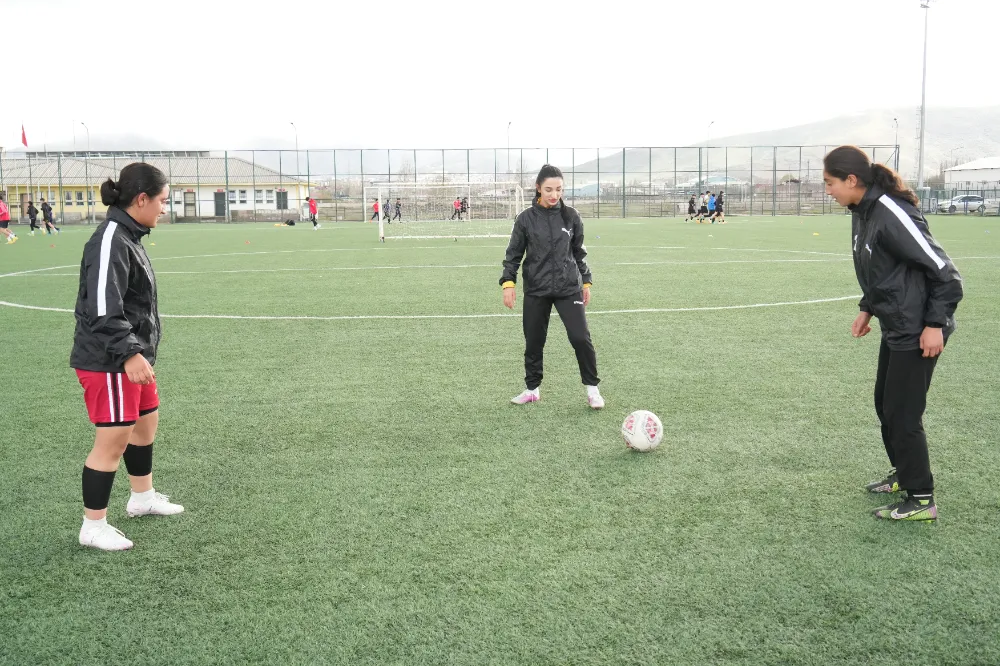 ERKEN YAŞTA EVLİLİĞE KARŞI KURULAN KADIN FUTBOL TAKIMI 2. LİG YOLUNDA