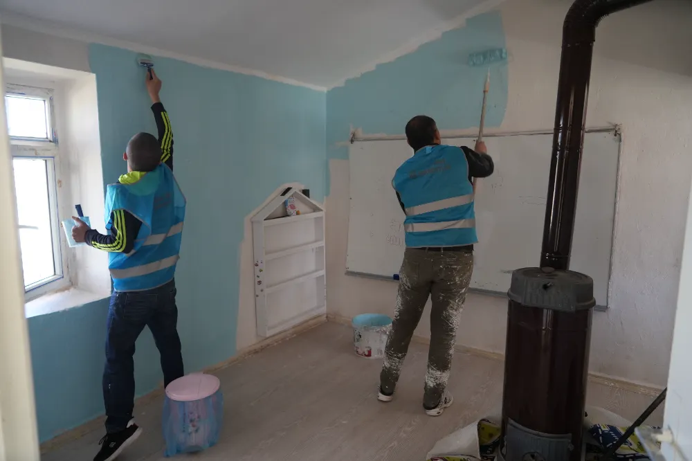 HÜKÜMLÜLERDEN KÖY OKULUNA RENKLİ DOKUNUŞ