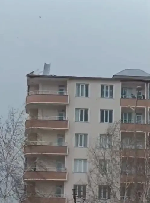 FIRTINA ÇATILARI UÇURDU
