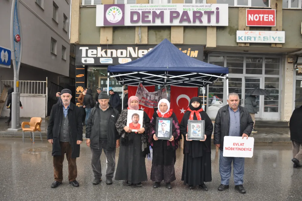 AİLELER SAĞANAK ALTINDA EVLAT NÖBETİNE DEVAM EDİYOR