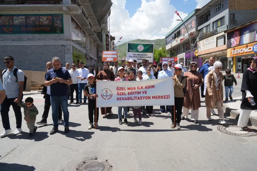 ÖZEL BİREYLER İÇİN FARKINDALIK YÜRÜYÜŞÜ DÜZENLENDİ