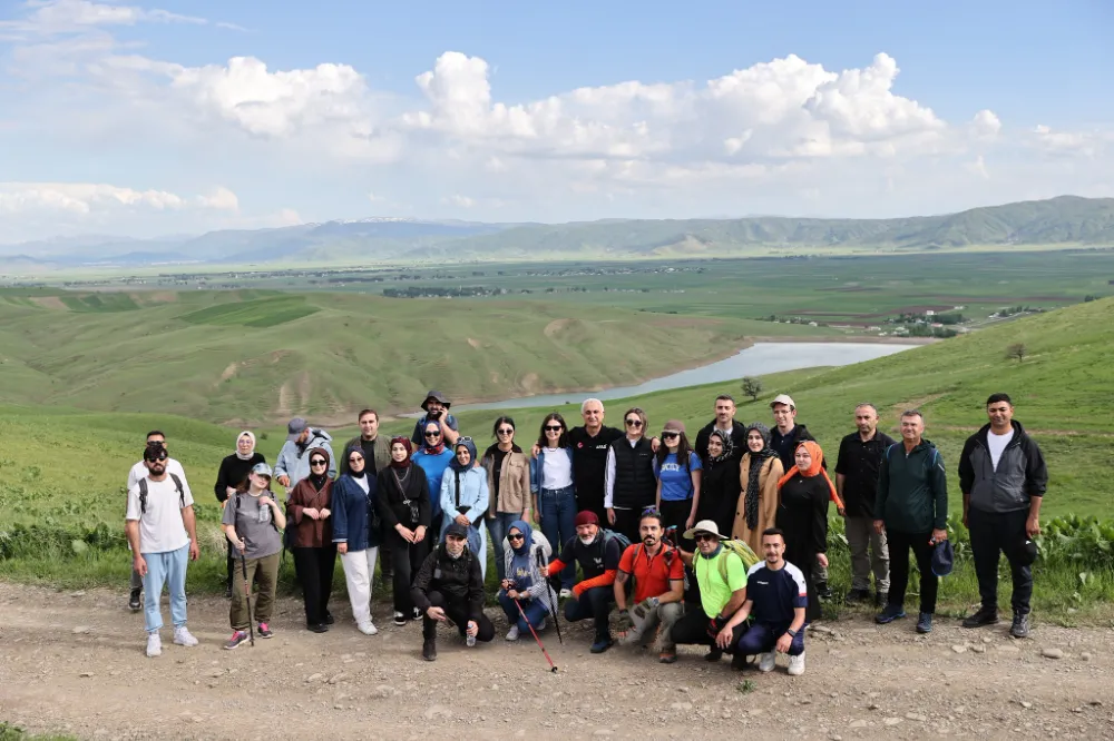 VALİ ÇAKIR DOĞASEVERLERLE YÜRÜDÜ: KORKUT’UN SAKLI GÜZELLİKLERİ GÜN YÜZÜNE ÇIKTI