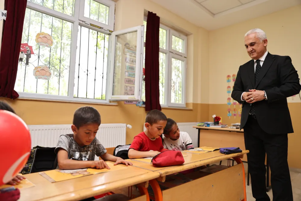 VALİ ÇAKIR’DAN ÖĞRENCİLERE KİTAP OKUMA VE ÇALIŞMA TAVSİYELERİ