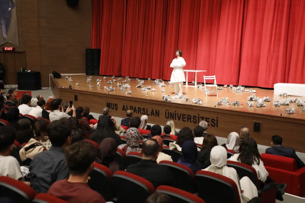 SANATSEVERLER İLK GÜNDEN SALONU DOLDURDU