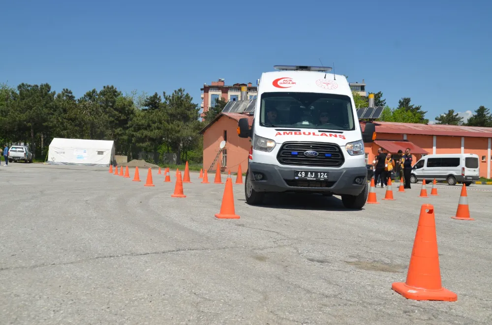 AMBULANS SÜRÜCÜLERİNE HAYAT KURTARAN SÜRÜŞ TEKNİKLERİ ÖĞRETİLİYOR