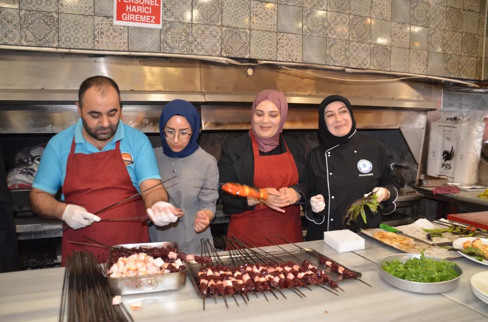 KADIN KURSİYERLER İLK KEZ RESTORAN MUTFAĞINDA DÖNER KESTİ, CİĞER PİŞİRDİ