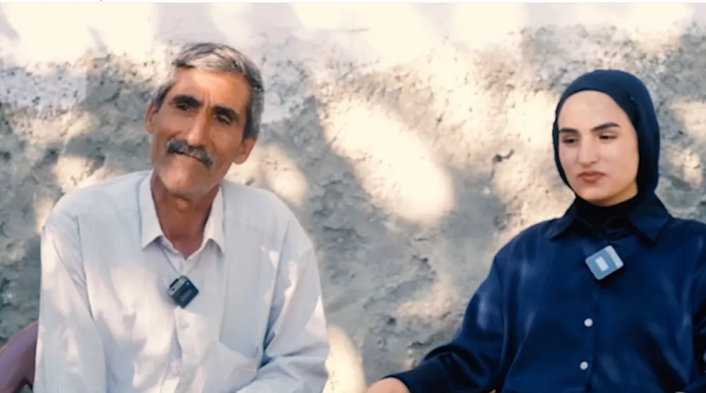 KIZINA ÇİÇEKLE KOŞAN BABA