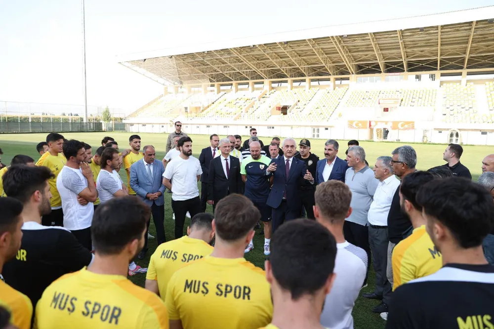 VALİ ÇAKIR, MUŞSPOR’UN ANTRENMANINI İZLEDİ VE TAKIMA DESTEK ÇAĞRISI YAPTI