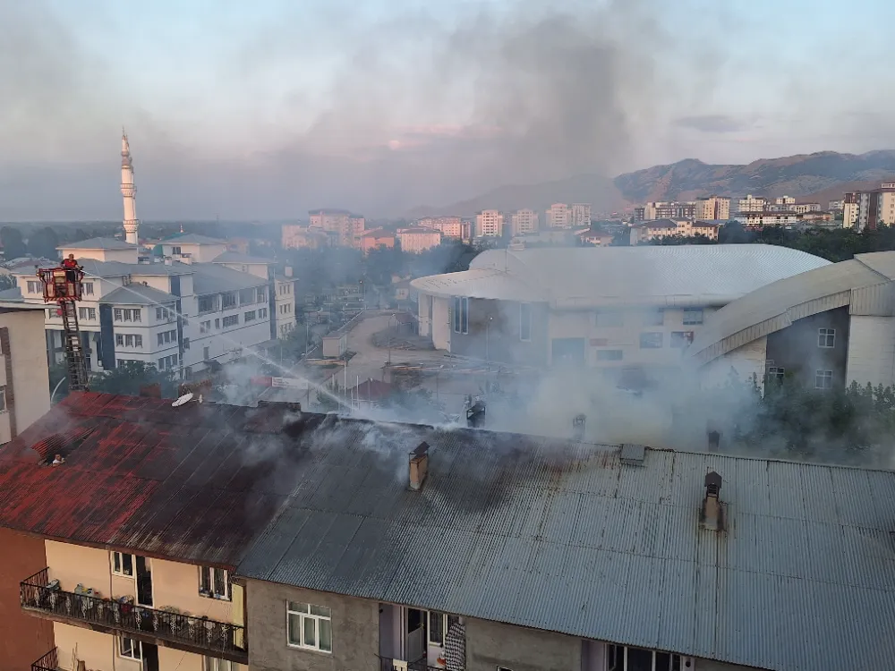 ÇATI YANGINI PANİĞE NEDEN OLDU