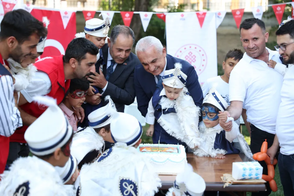 25 ÇOCUK GELENEKSEL SÜNNET ŞÖLENİYLE ERKEKLİĞE İLK ADIMI ATTI