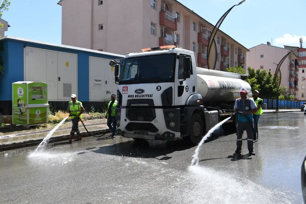 BELEDİYE EKİPLERİNDEN KENT GENELİNDE YOĞUN TEMİZLİK SEFERBERLİĞİ