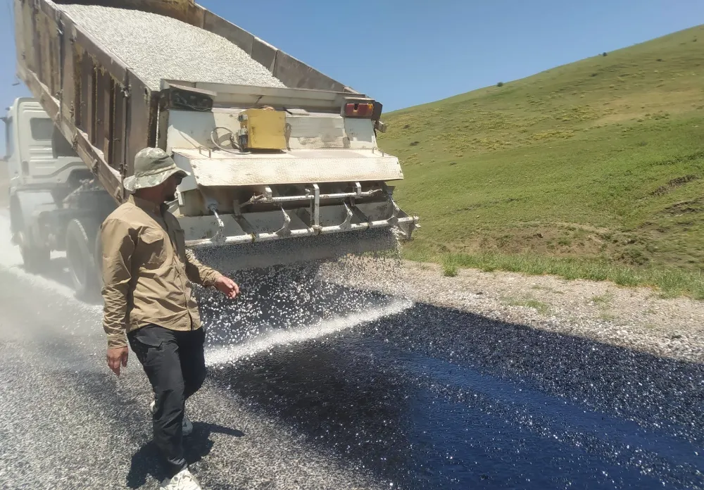 KÖYLERDE YOL ÇALIŞMALARI SÜRÜYOR