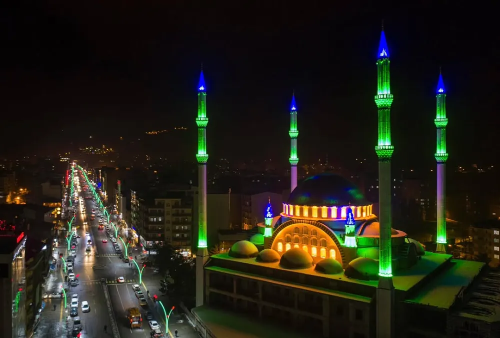 İMAM-I ŞAFİİ CAMİİ KÜLLİYESİ, 3 DÜKKANINI 5 YILLIĞINA KİRAYA VERİYOR