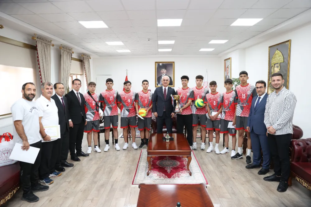 VALİ AVNİ ÇAKIR, ŞAMPİYON TAKIMI TEBRİK ETTİ